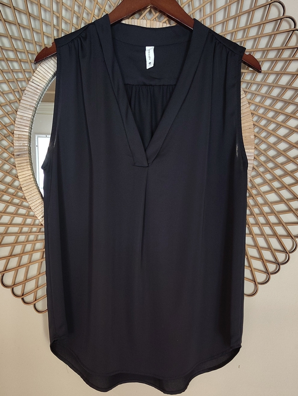 Tyche Vneck Sleeveless Top Size Medium Black